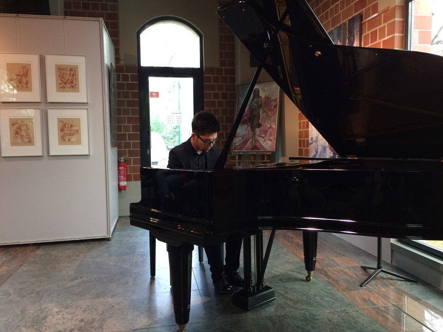 Fan Yu am Flügel, geboren in Taiwan und derzeit Meisterschüler an der Leipziger Musikhochschule
